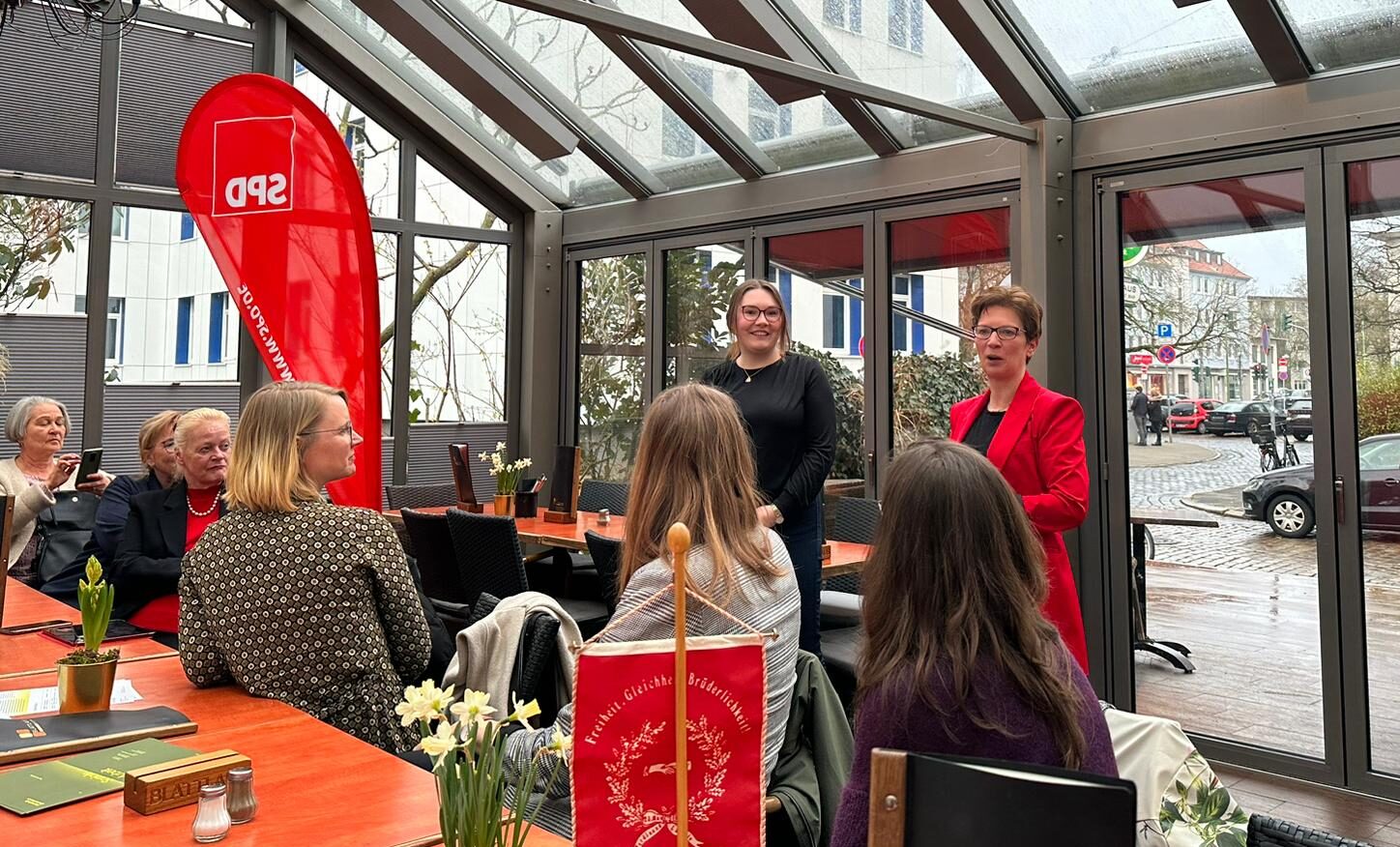 Erzahlcafé Wissenschaft zum Thema Soziale Arbeit im gut besuchten Café Blattlaus